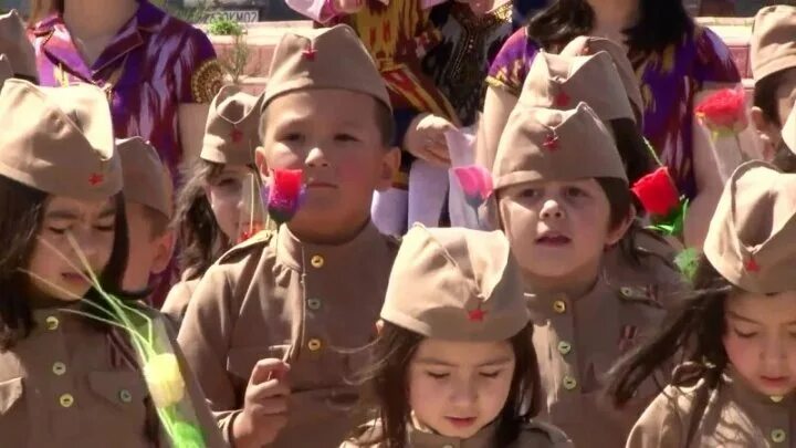 Песня смуглянка поют дети. Смуглянка дети Таджикистана. Смуглянка детский сад. Таджикские дети поют Смуглянку. Дети поют Смуглянку в детском саду таджикские.