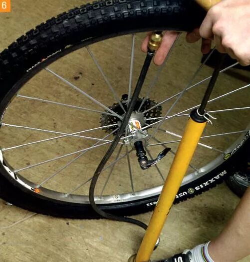 Где накачать колеса велосипеда. Накачивание колеса велосипеда. Накачать шину велосипеда. Сдутое колесо велосипеда. Бескамерные колеса для велосипеда.