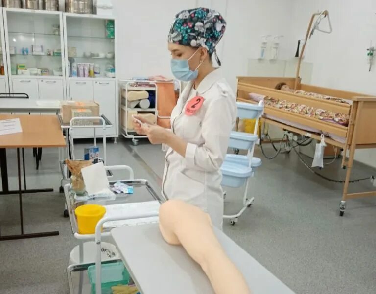 Медсестра будущего. Будущее медицины. Инновационная медицина фон. Молодые специалисты врачи. Робот медсестра.