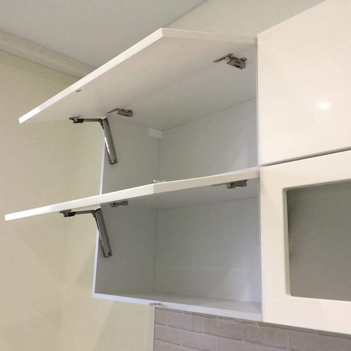 Подъемник hf aventos blum. Подъемник blum авентос hk. Подъемный механизм blum aventos hf. Механизм фасада кухни. Free swing hafele подъемный механизм.