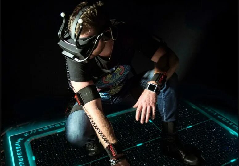 Virtuix omni one vr treadmill. Свидание в виртуальной реальности. Погружение в виртуальную реальность. Виртуальный шлем полное погружение. Виртуальная реальность в москве.