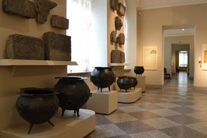 Зал древностей. Мощевая балка эрмитаж. эрмитаж зал кавказ. галерея древностей эрмитаж. эрмитаж зал древности евразии.