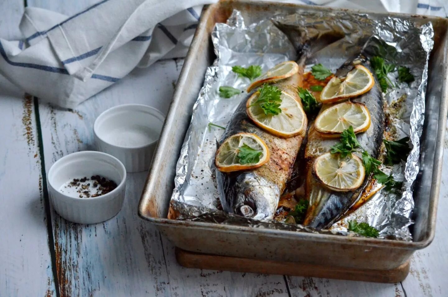 Приготовить вкусную скумбрию в фольге. Скумбрия в духовке в фольге. скумбрия в духовке в фольге с лимоном. скумбрия в духовке в фольге с лимоном и луком. скумбрия с зеленью в фольге.