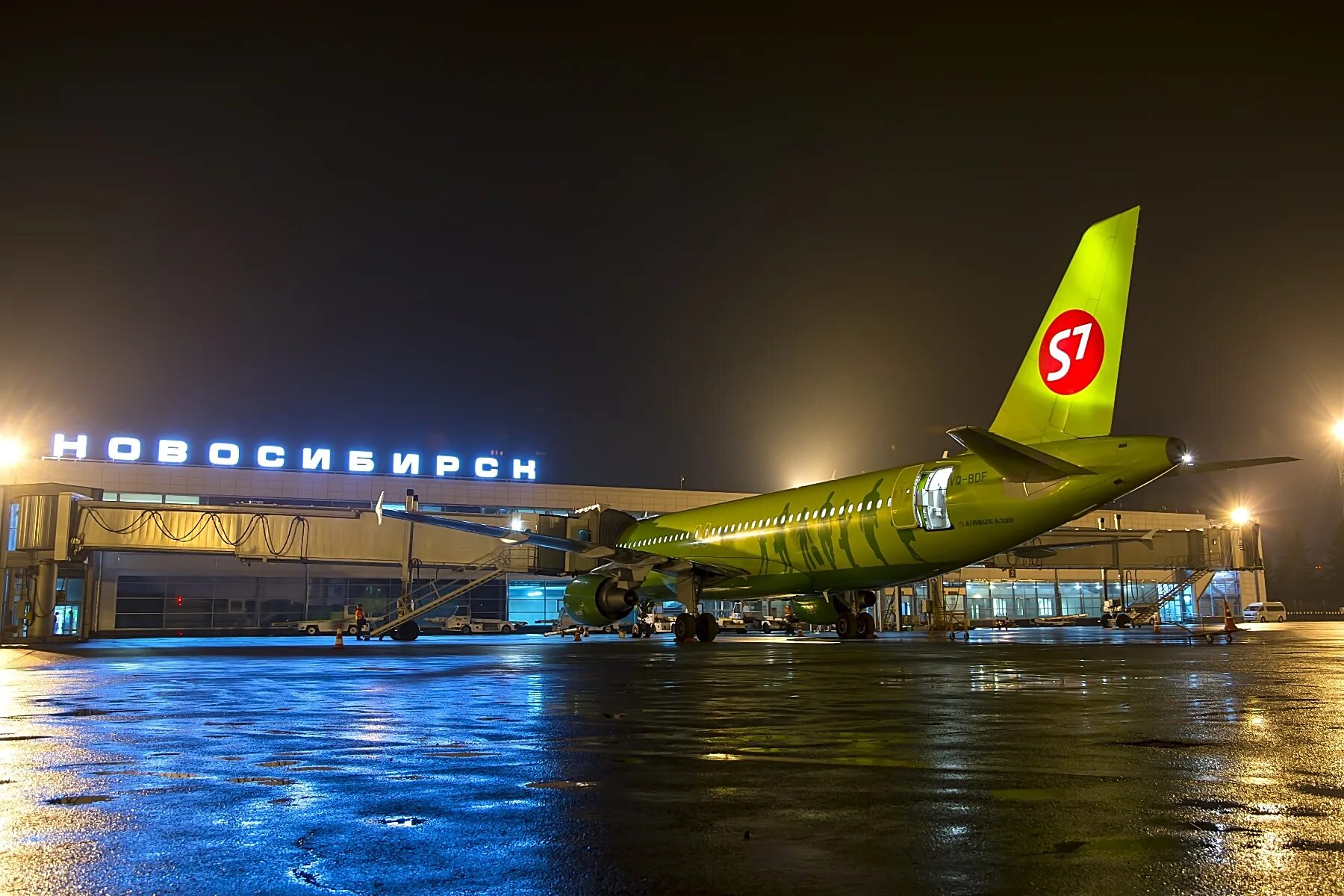 Авиабилеты толмачево. Аэропорт новосибирск s7. аэропорт толмачево s7. новосибирск аэропорт толмачево самолет. самолеты s7 в новосибирске.