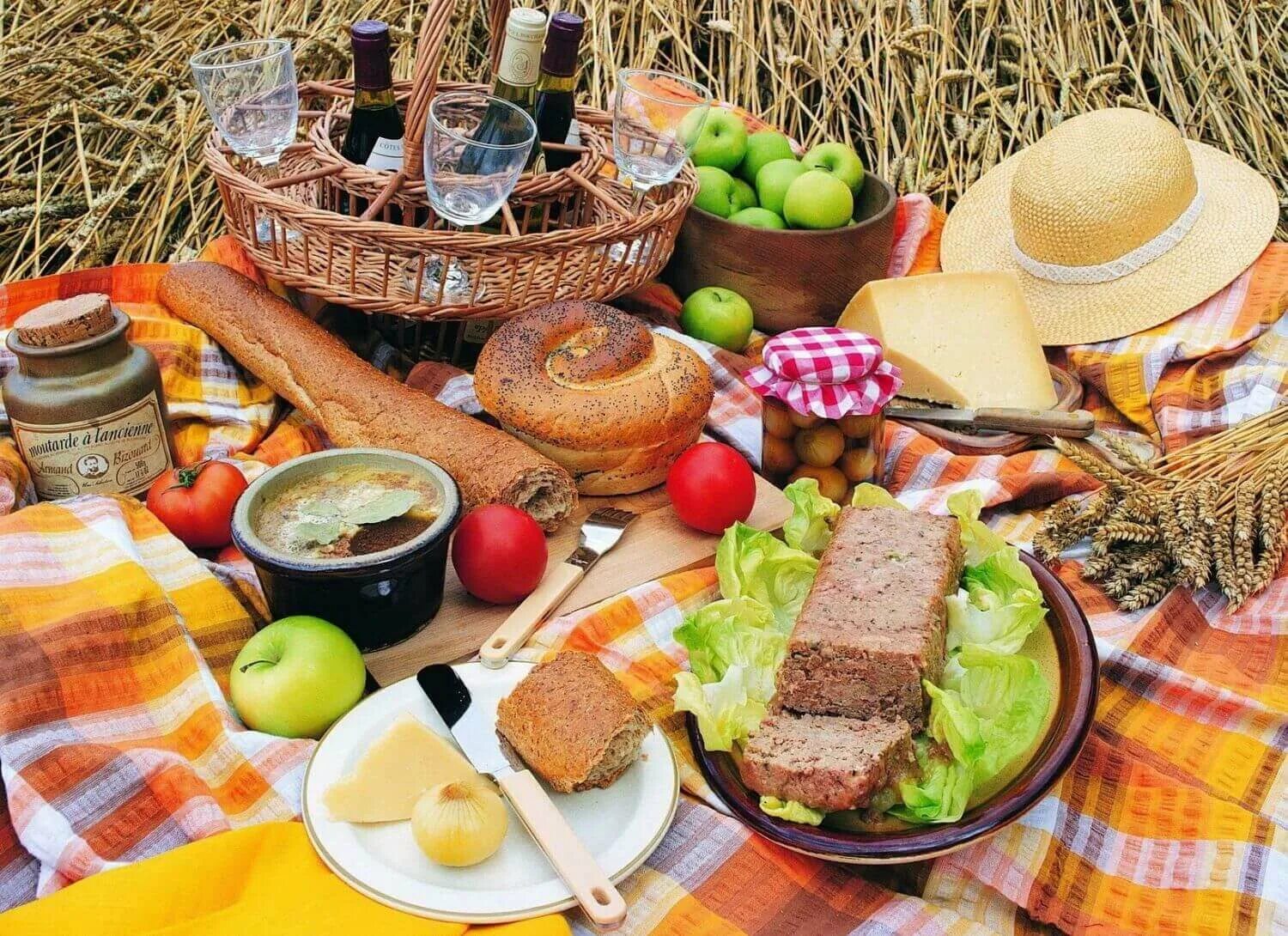 Пикник на природе. Праздничный стол на природе. Еда на пикник. Блюда для пикника на природе. Пикник должно быть