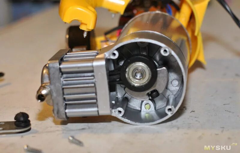 Поршень компрессора торнадо 130. Автомобильный компрессор амк. Автомобильный компрессор berkut r17. Смазка для поршня компрессора автомобильного. Запчасти для автомобильного компрессора для подкачки.