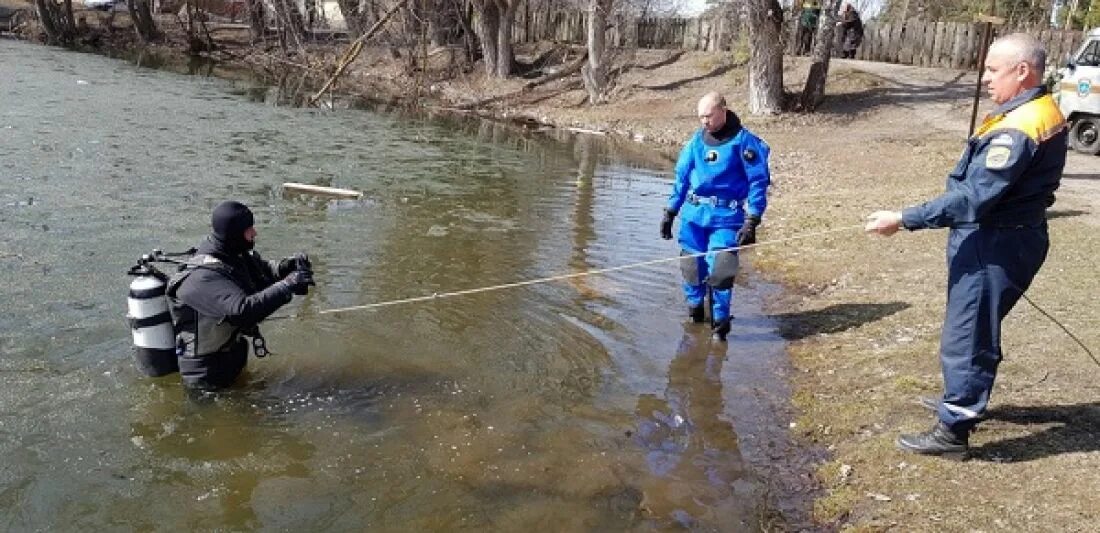 Водолаз. Люди купаются. Оригинальное фото на реке. Сколько человек утонула в пензе в спутнике на набережной. Дамба в спутнике пенза.