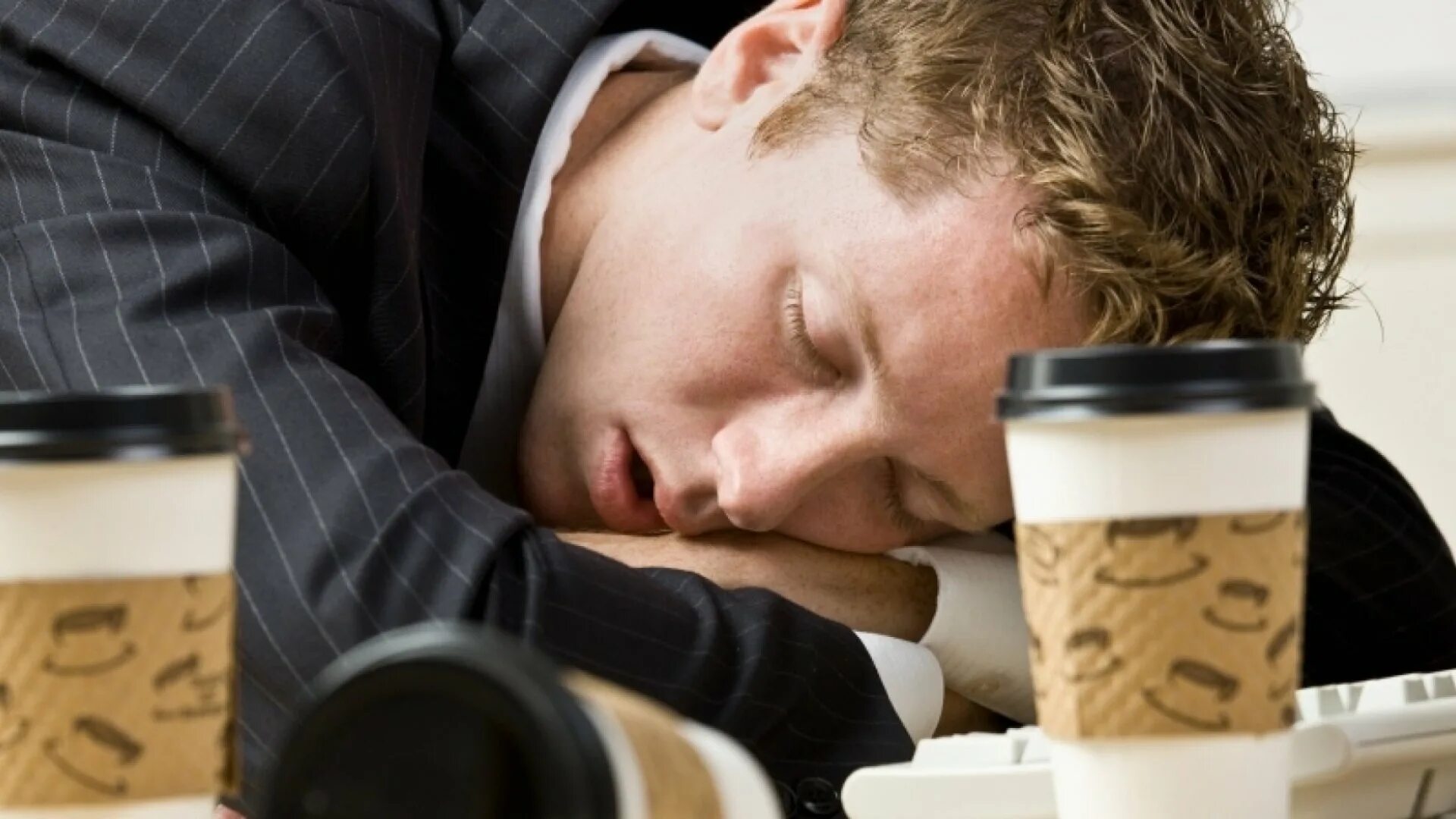 Тревога после кофе. Обжегся кофе. Кофе зависимость. Вред кофе на организм женщины после 40. Тревога после кофе.