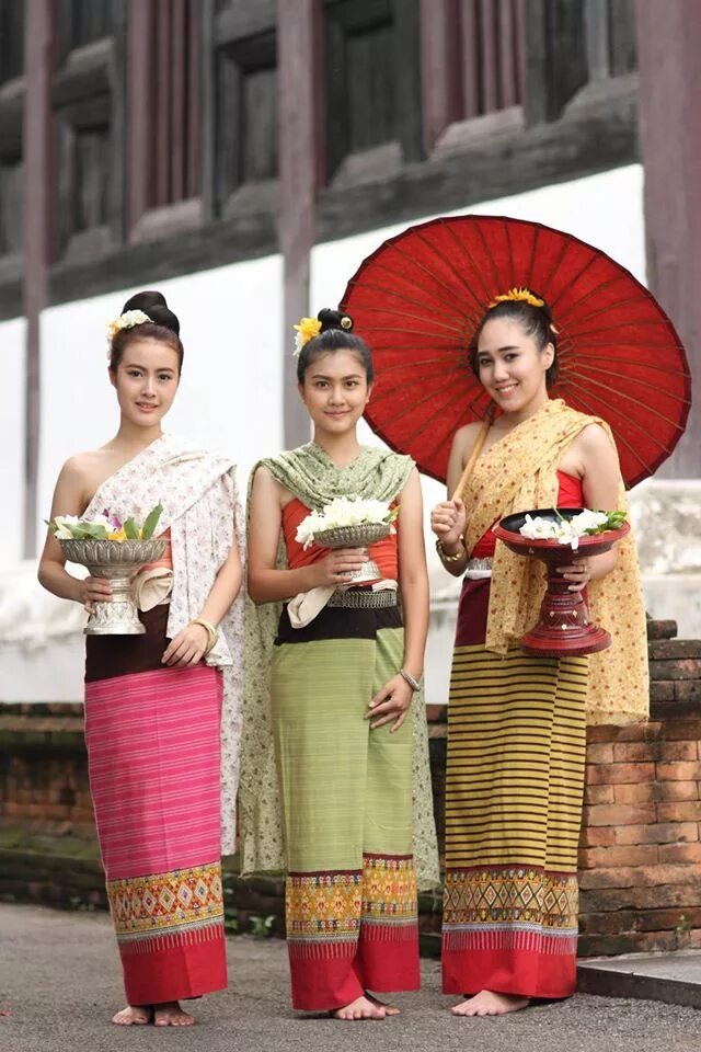 Тайцы одежда. Тайланд нац. Одежда. Тайский панунг. Традиционная одежда Тайланда. Тайская Национальная одежда.
