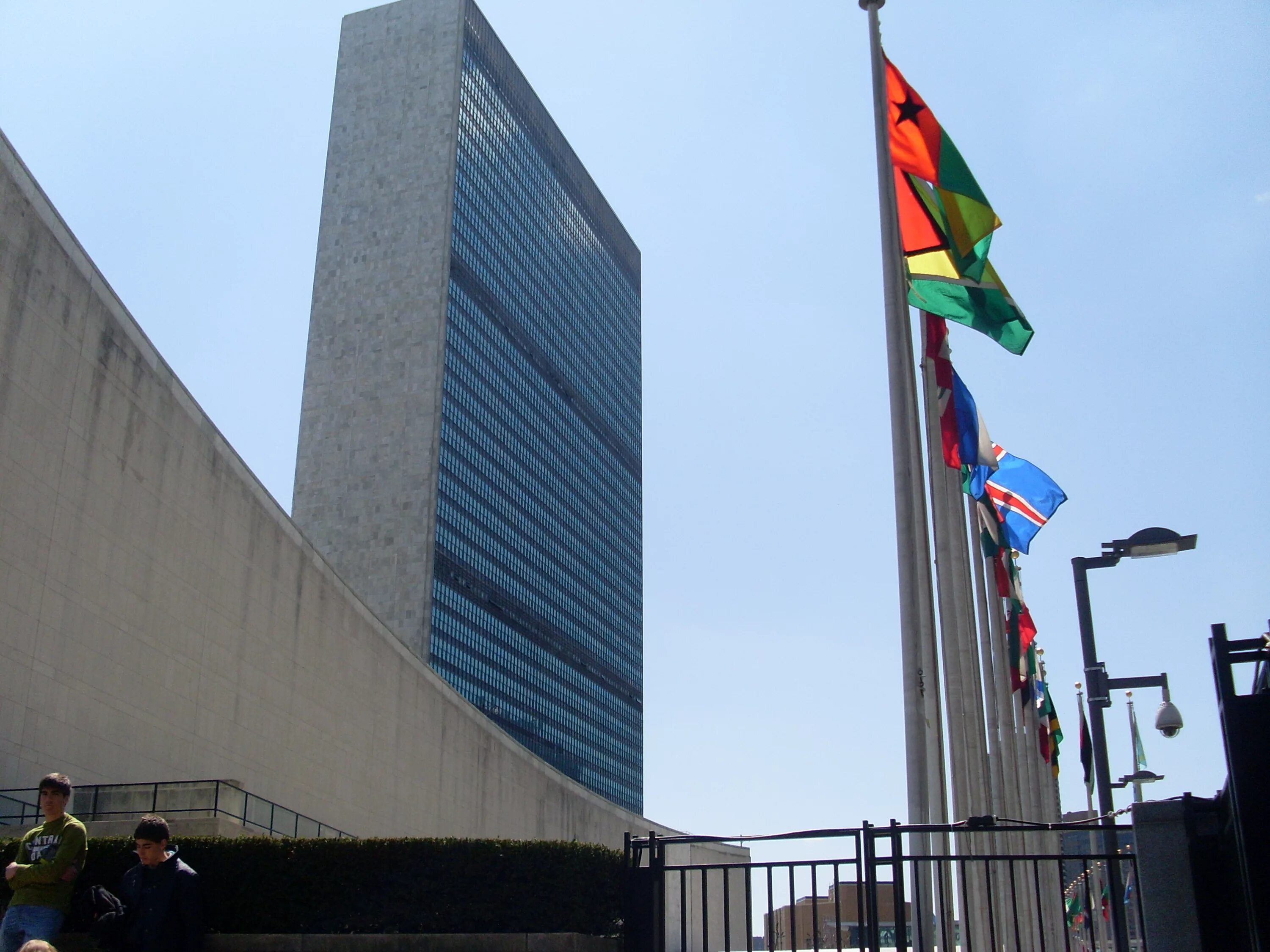 Оон какой город. Штаб-квартира ООН В Нью-Йорке. Здание ООН В Нью-Йорке. Штаб-квартира ООН Ле Корбюзье. Здание ООН Корбюзье.
