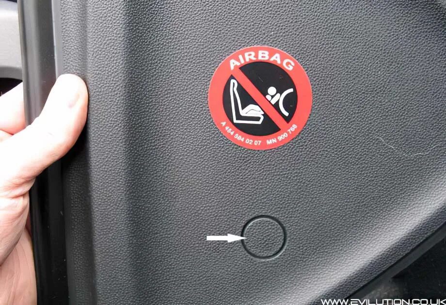 Отключение подушки безопасности пассажира. Кнопка выключения airbag Mazda 3. Шкода Рапид кнопка отключения подушки безопасности. Мерседес 222 Passenger airbag off. Кнопка Passenger airbag Skoda Rapid.