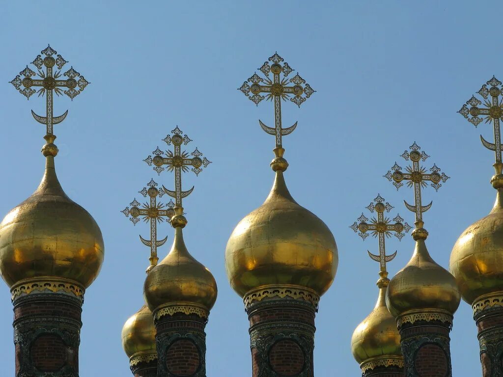 Православный накупольный крест. Маковки церквей. Накупольный крест с полумесяцем. Православный крест на храме. Почему на православных крестах полумесяц