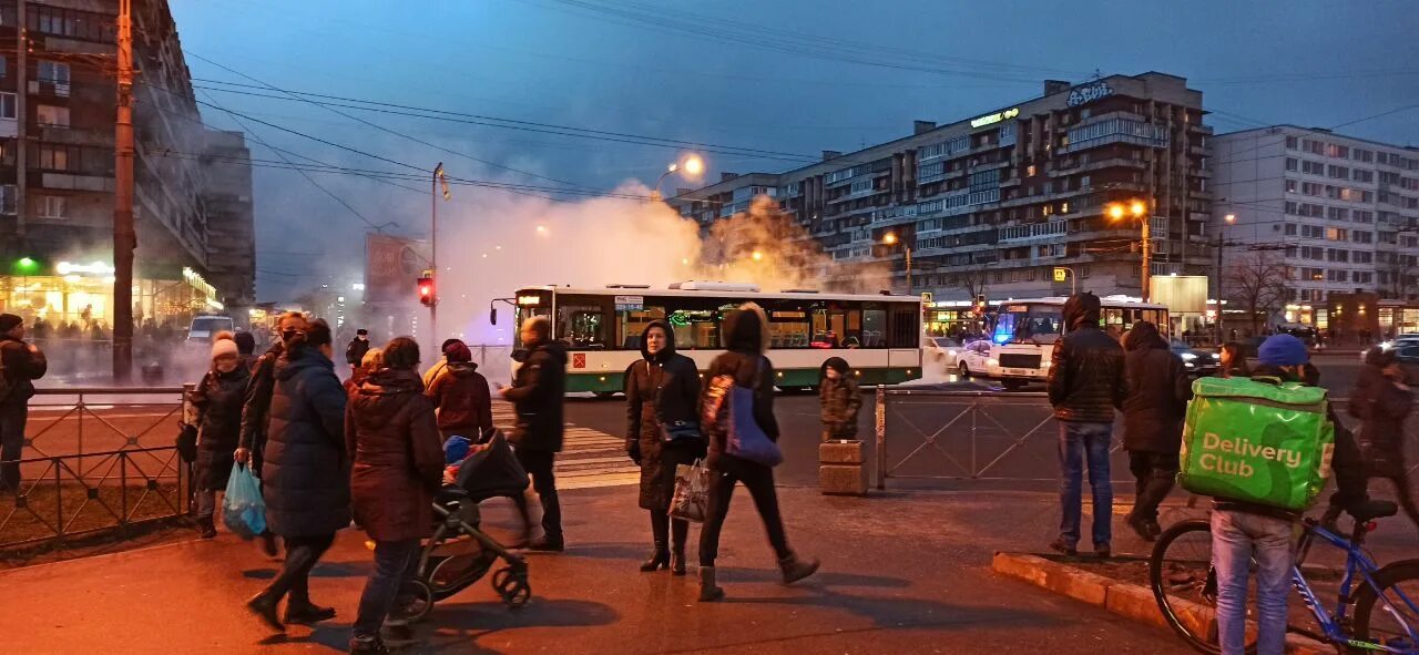 Прорыв метро Петербурга. Прорыв в метро. Прорыв на радужной улице в Москве-. Прорвало метро.