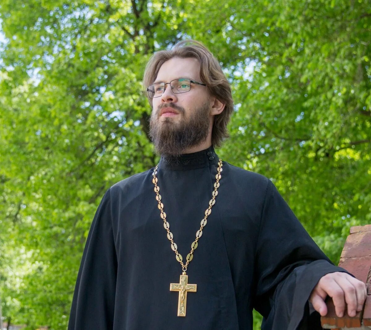Священник пример. Молодой православный священник. Священник в церкви. Епископ гатчинский амвросий (ермаков). Священник пример.