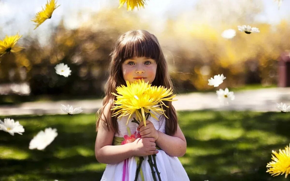 Девочка с цветами. Детям о счастье. Дети радость жизни. Счастливый ребенок.