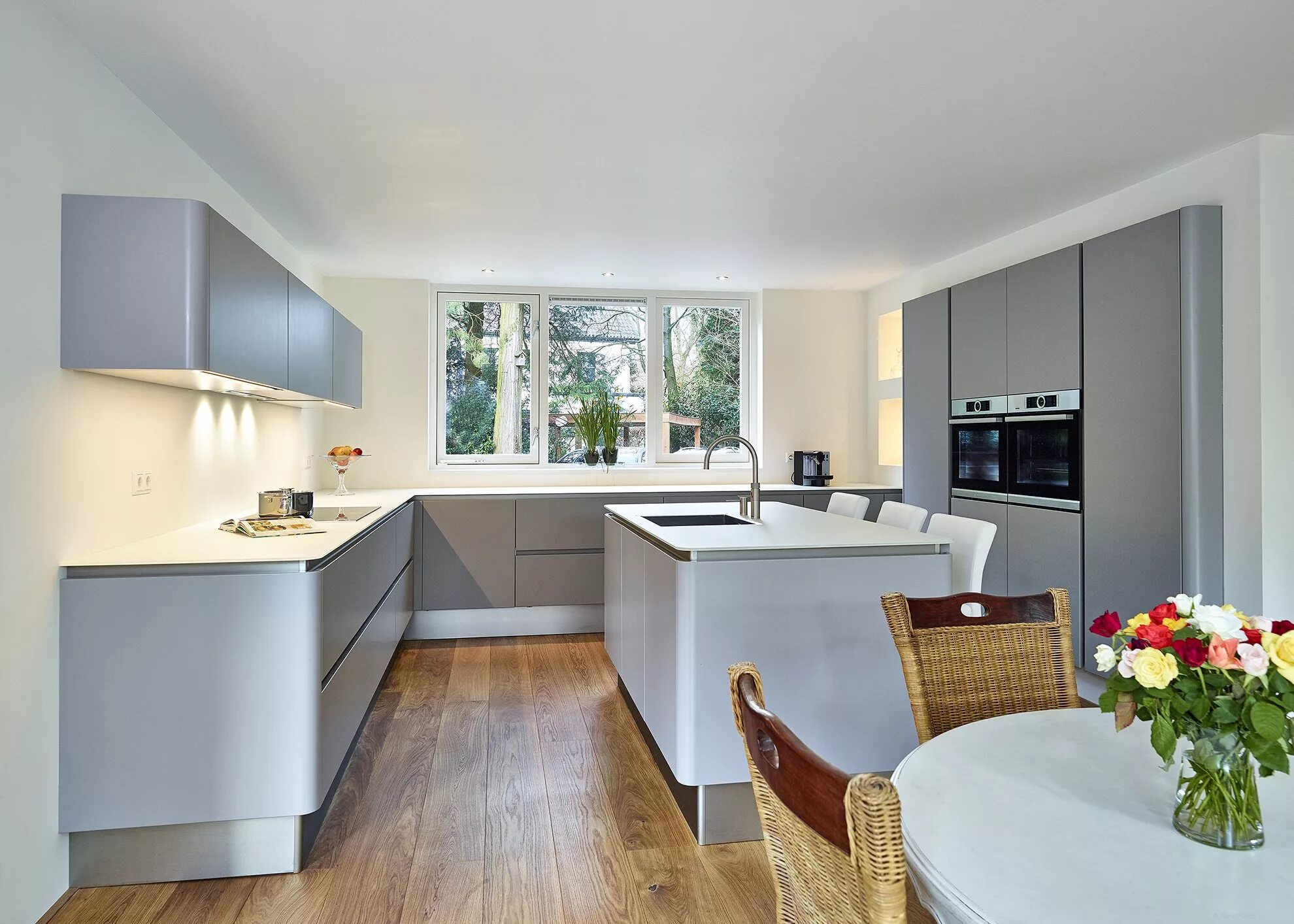 Кухня в пляжном стиле с островом. Безмятежная кухня. Безмятежная кухня. Кухонный гарнитур. Остров на кухне.