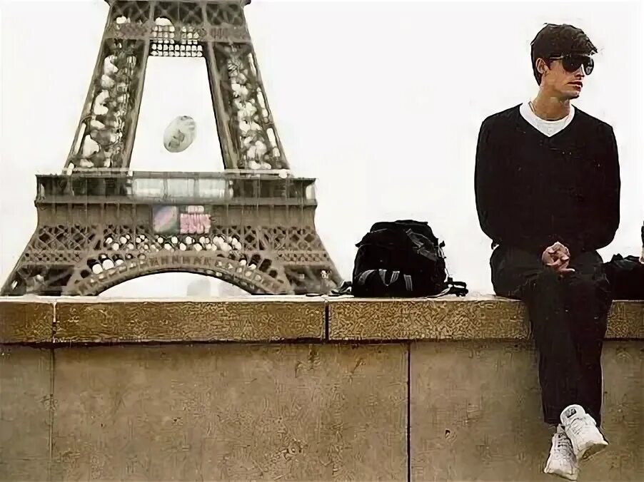 Парень в париже. Manu rios. Boyz in paris. Нильс виссер инстаграмм. Парень на мосту.