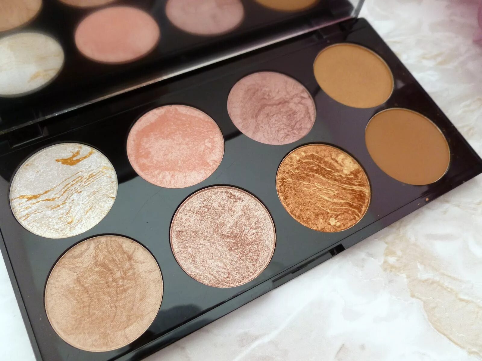 Палетка румян для лица makeup revolution ultra blush palette. Революшн палетка румян. Революшен палетка гамбургер. Revolution румяна golden sugar. Блаш контр румяна палетка.