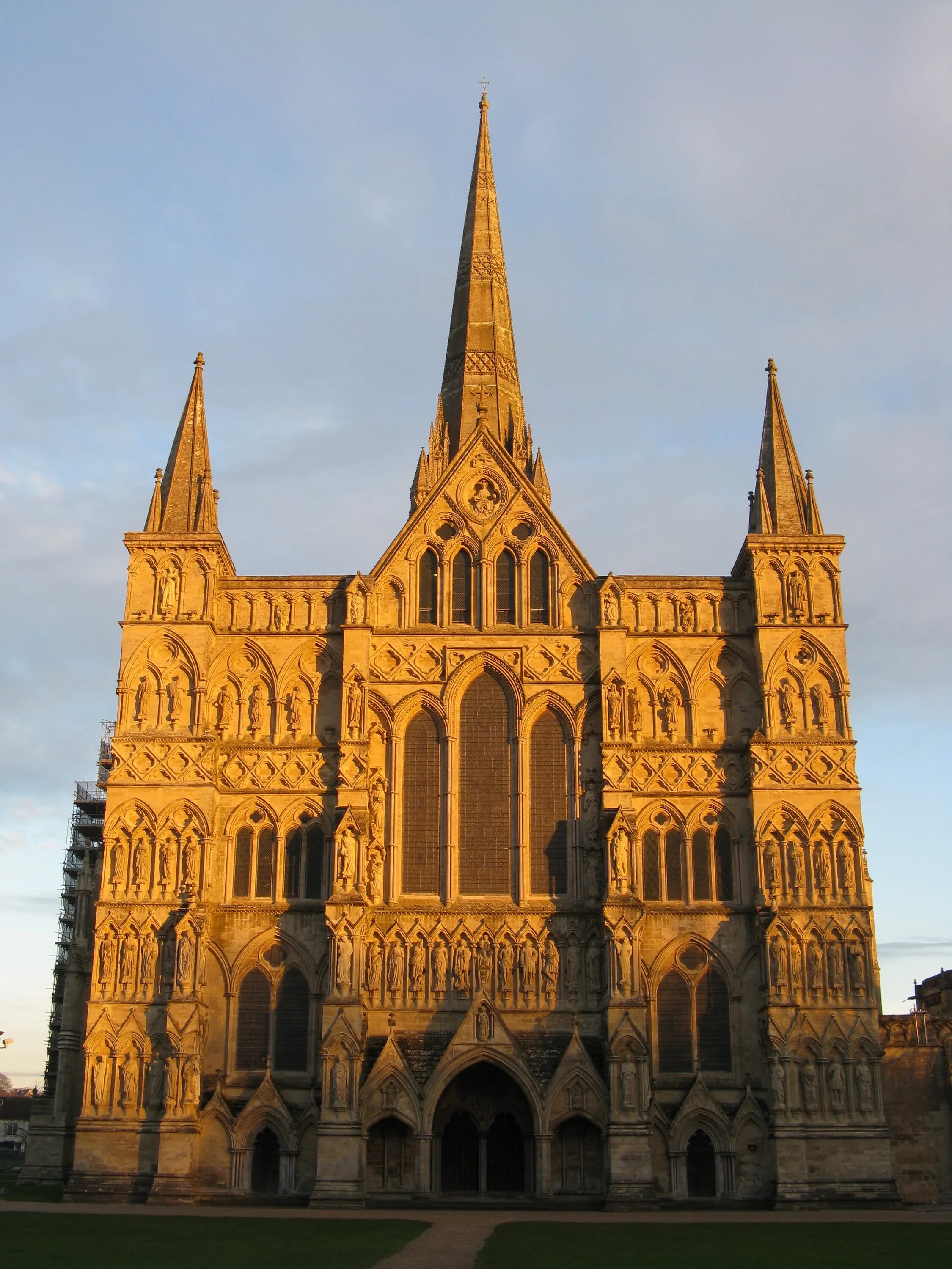 Famous cathedral. Cathedral. Salisbury Cathedral - фраза. Salisbury Cathedral Garden. Slzburg Cathedral.