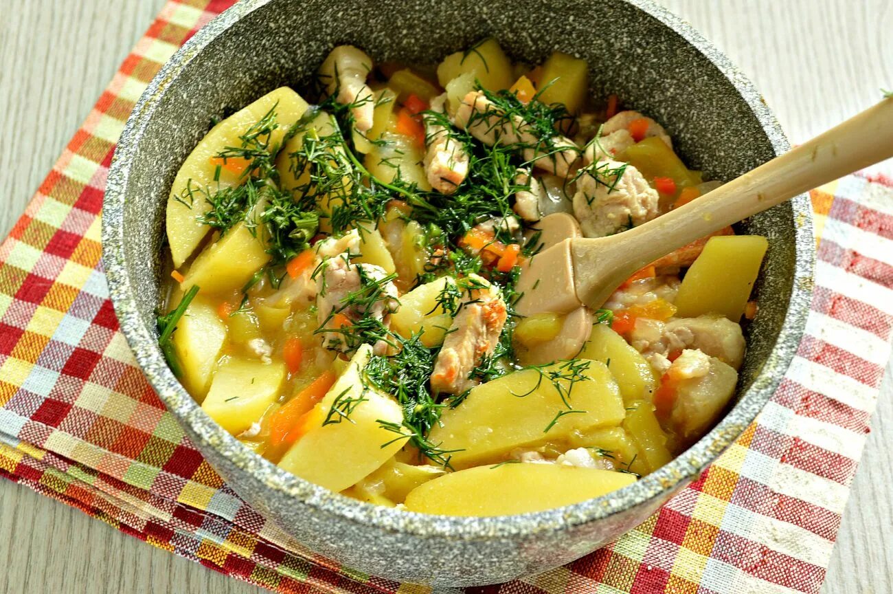 Картофель со свининой кастрюле. Картофель тушеный со свининой. тушёная картошка со свининой. тушёная картошка с печенью свиной. картофель со свининой и овощами тушеная.