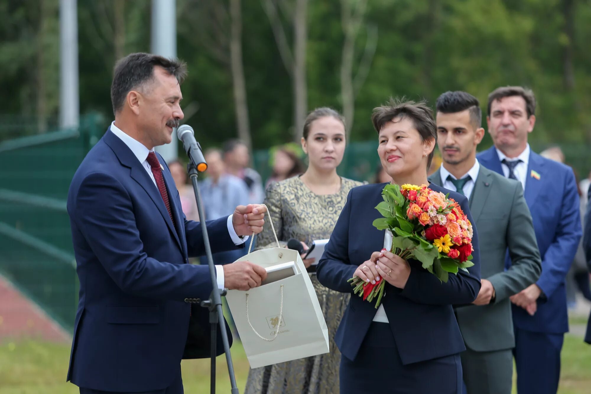 184 Школа Казань светлая Долина. Гимназия 184 Казань. Директор школы 184 Казань. Школа в светлой долине Казань. Школа номер 184