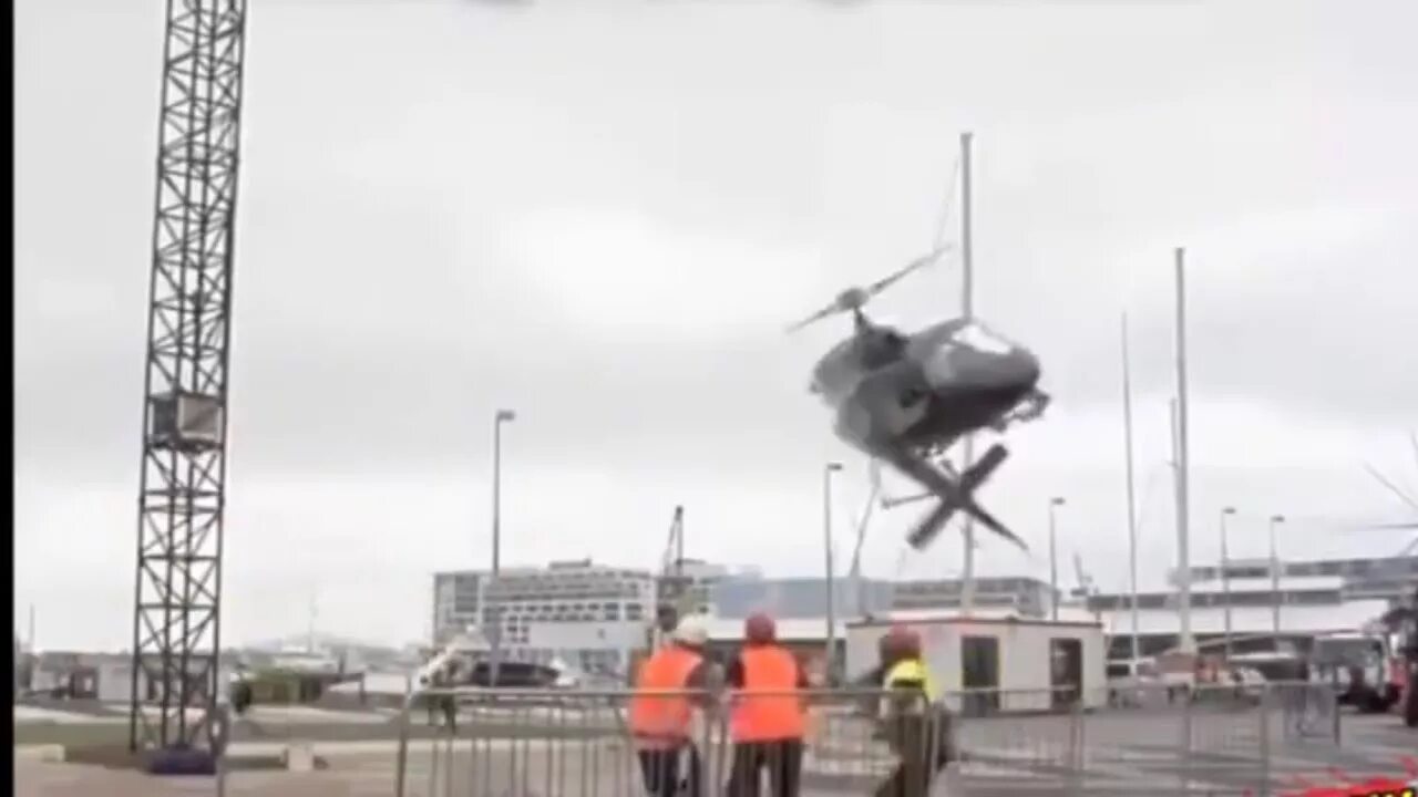 Сон упавший вертолет. Горящий вертолет. Крушение вертолета робинсон. Вертолет на крыше. К чему снится вертолет.