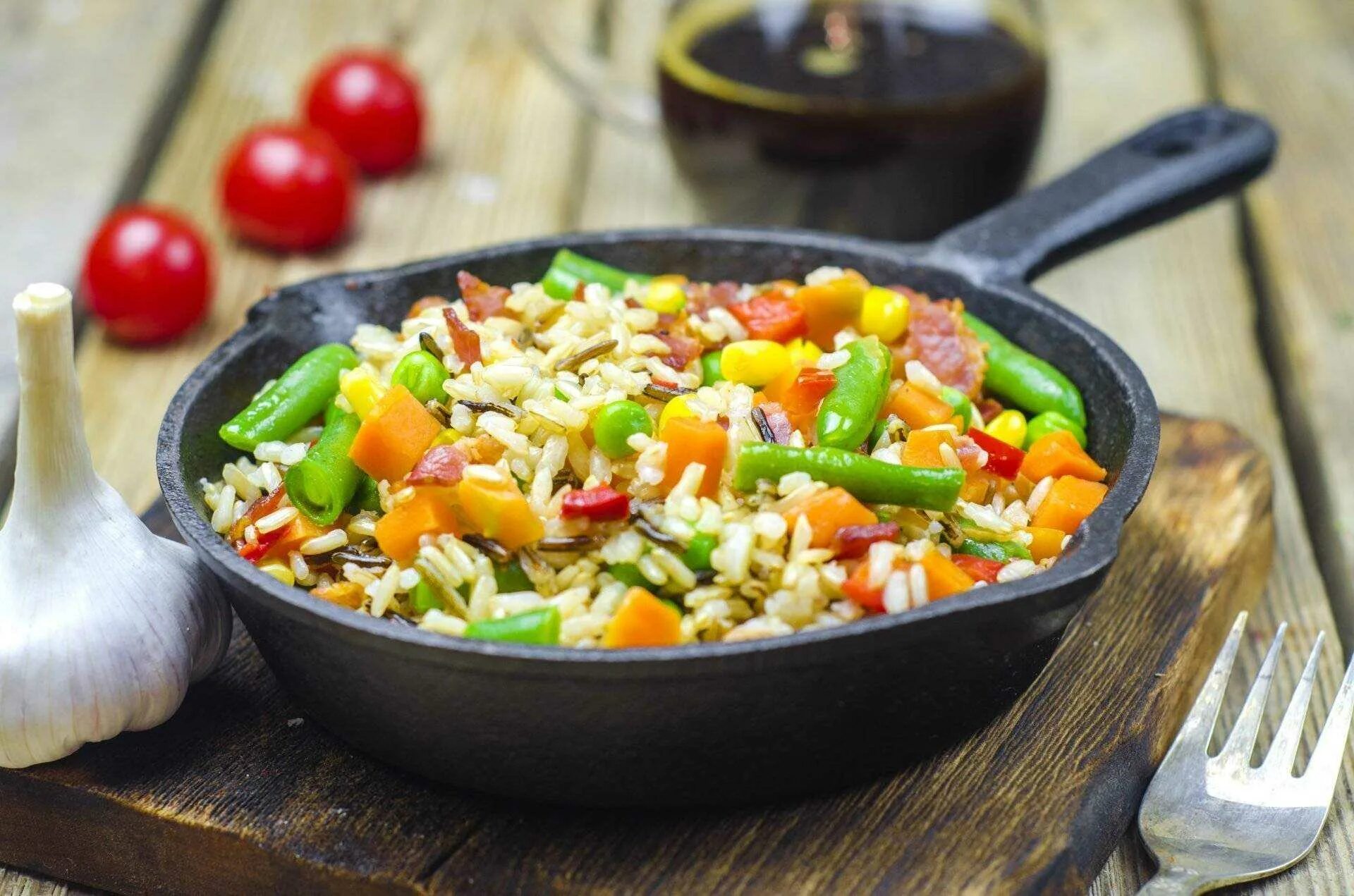 Rice vegetable. Рис с овощами. Рис с овощами на сковороде. Плов с овощами. Овощи на р.