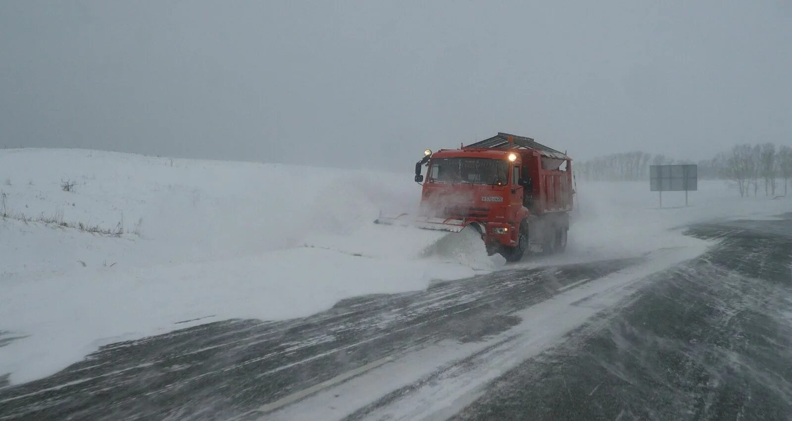 Алтайский край буран. А 322 трасса Алтайский край. Трасса Бийск Барнаул. Перекрыта трасса Бийск Барнаул. Переметы на дорогах.