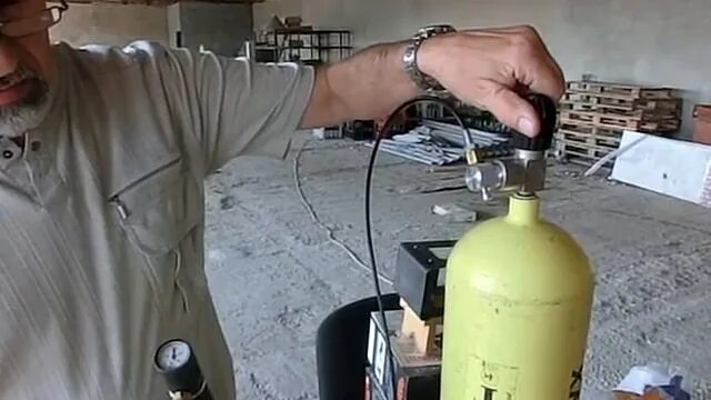 Заправки баллонов с пропаном в волгограде. Вокзальная 2 заправка газовых баллонов. Реклама пропановых баллонов. Заправка баллонов углекислотой в кинель черкассах. Газовый баллон.
