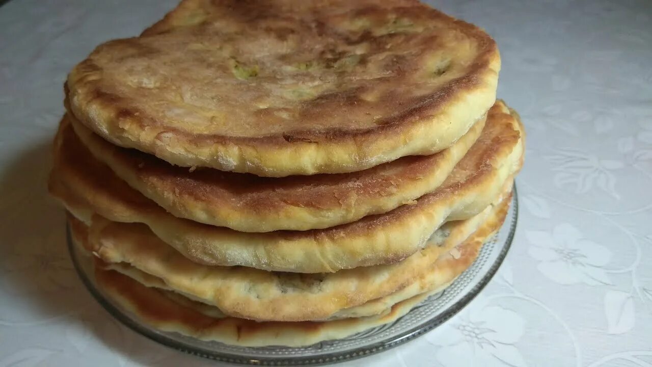 Кухня наизнанку лепешки. Пышки, лепешки на кефире. лепешки на кефире от натальи цветковой. пышки с бананом на сковороде. лепёшки на кефире кухня наизнанку рецепт на сковороде.