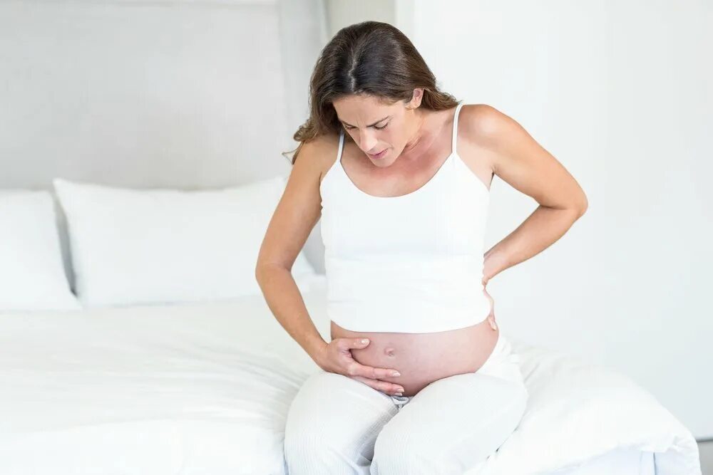 Беременность. У беременной болит живот. Беременные женщины. У беременной колит в животе.