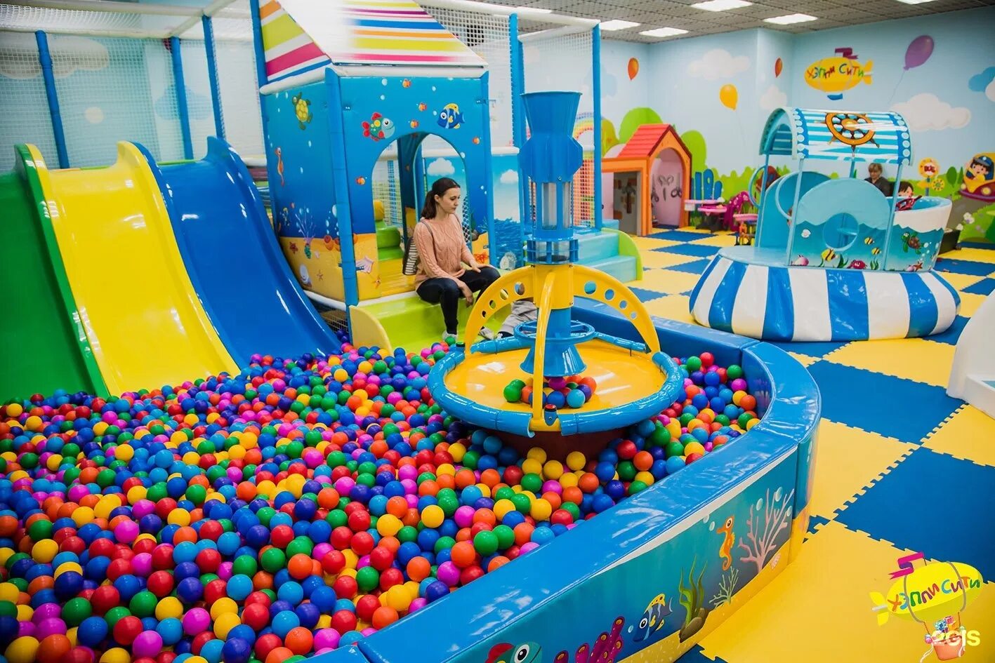 А4 игровой центр. Развлекательный центр в морозовске. А4 игровой центр. Бассейн с шариками в игровой комнате. А4 игровой центр.