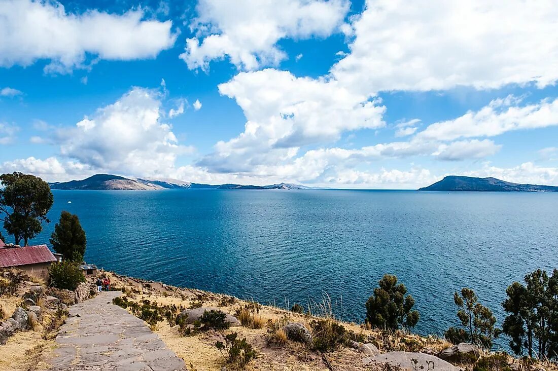 Большое озеро в латинской америке. Озеро Титикака. Южная Америка озеро Титикака. Озеро Титикака Перу. Высокогорное озеро Титикака.