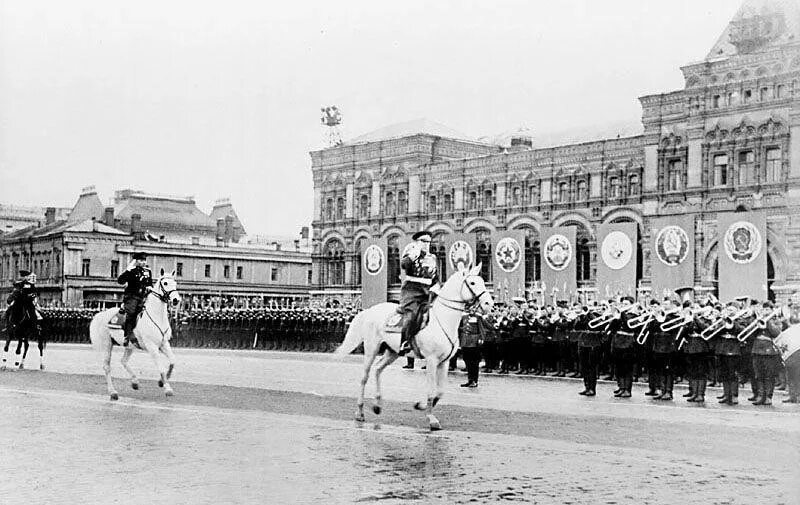 24 июня 20 года. Рокоссовский на параде Победы 1945. Маршал Жуков на параде Победы 1945. Первый парад Победы 24 июня 1945 года. Жуков и Рокоссовский на параде Победы 1945.