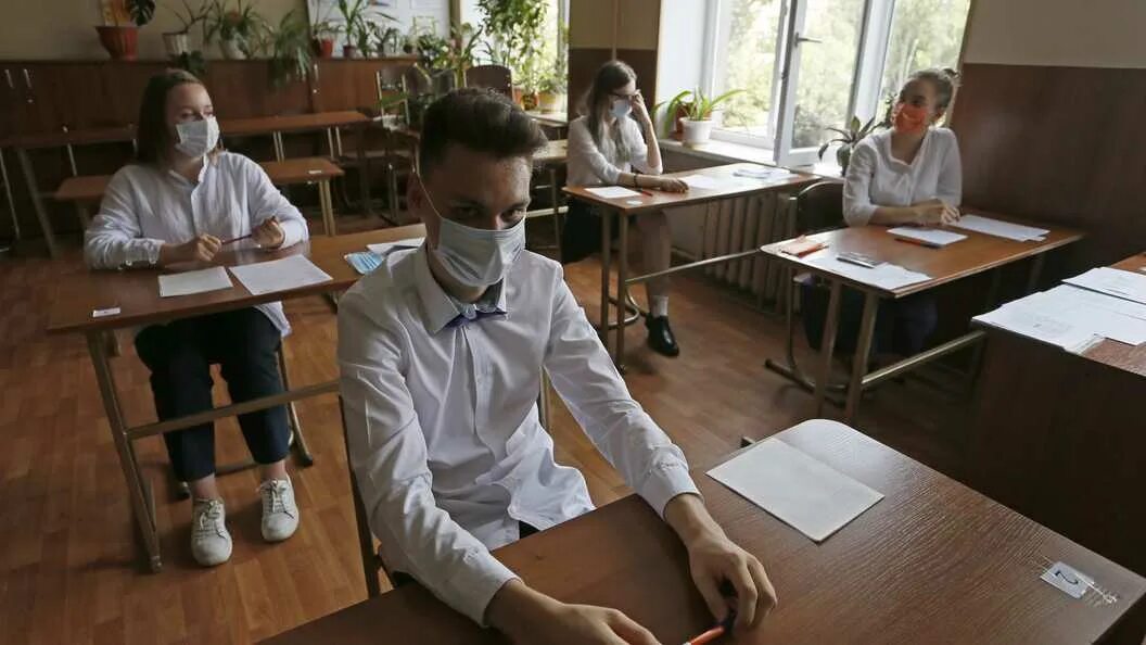 Экзамен девятого класса. Экзамены у 9 классов. учитель в больнице. экзамены в казахстане 9 класс. школьники 9 класса 2025.
