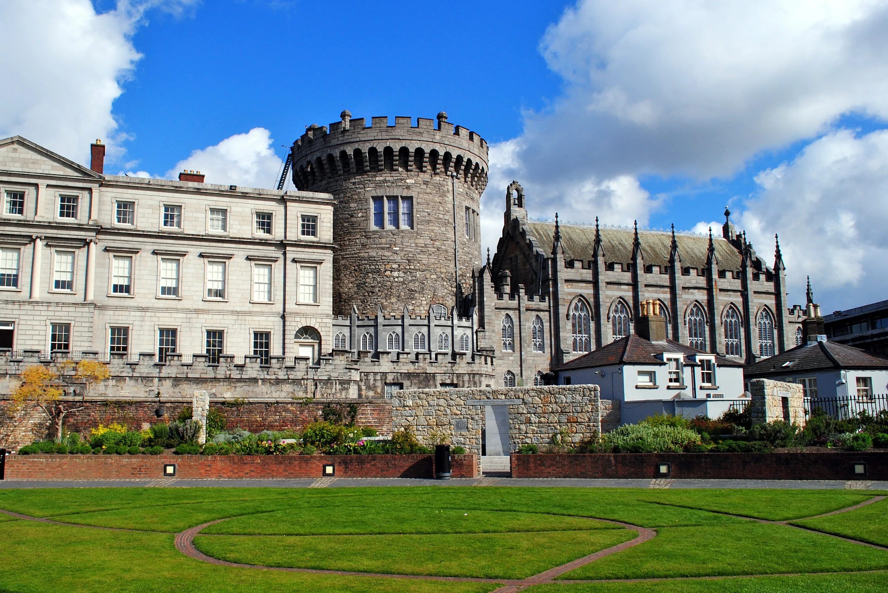 Окрестности замка. Дублинский замок Ирландия. Дублинский замок (г. Дублин). Замок Касл Ирландия. 3. Дублинский замок.