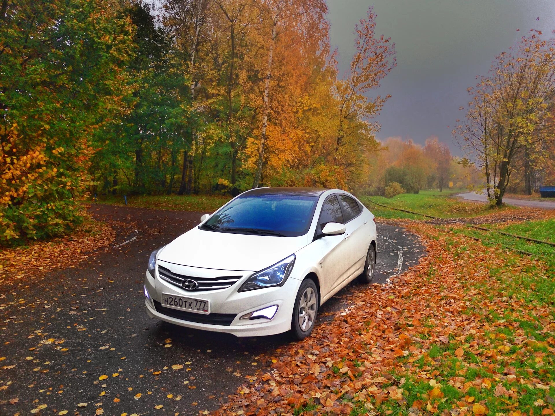 Купить хендай солярис московская область. Hyundai Solaris 14. Солярис 2013 свадебный. Хендай Солярис и r14. Свадебный Хендай Солярис.