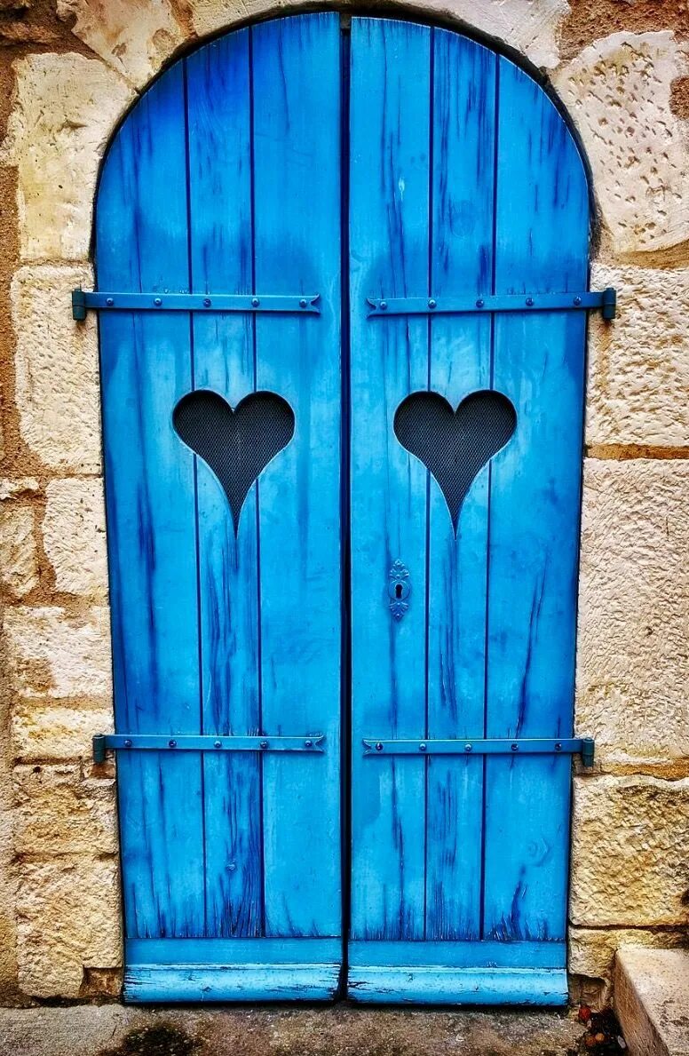 Синяя дверь. Синяя дверь сады. Декупаж голубая дверь. Рисунок на голубой двери.