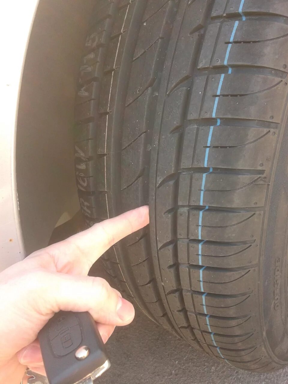 Ханкук прайм 2 глубина протектора шин. Высота протектора кама нр 201. Протектор новой резины. Монетка в протекторе резины. Кама 515 глубина протектора.