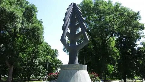 Памятник древо жизни