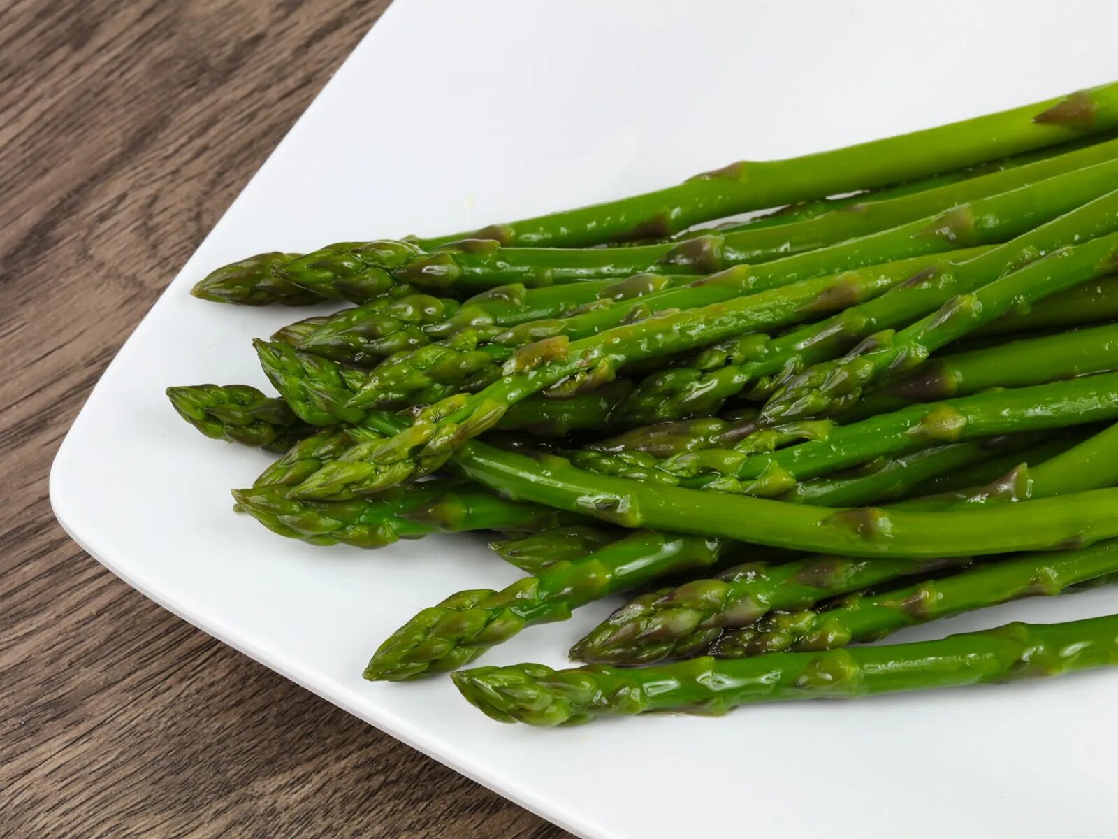 Спаржа с чесноком. Спаржа с чесноком и пюре. Спаржа с чесноком. Спаржа на сковороде с чесноком. Спаржа с чесноком.