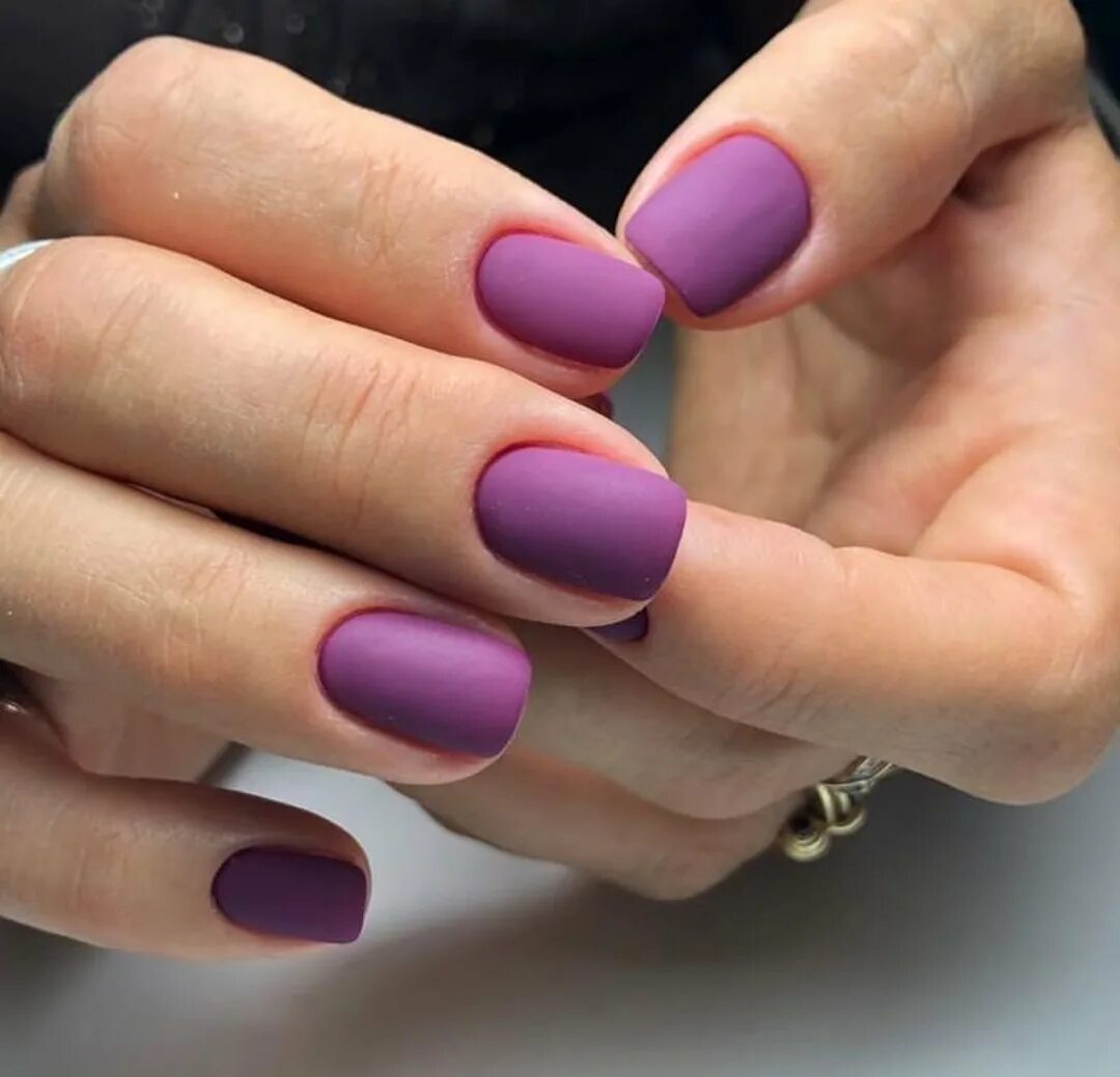 Фиолетовый матовый маникюр. Маникюр постельныхтонов. Маникюр цвета. Моделак н. Фиолетовый маникюр.