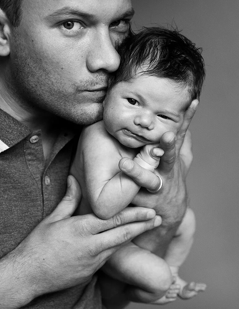 Белый пап. Отец и дочь. Скромный папа. Фотосессия семьи в чб. Семейная фотосессия в черно белом стиле.