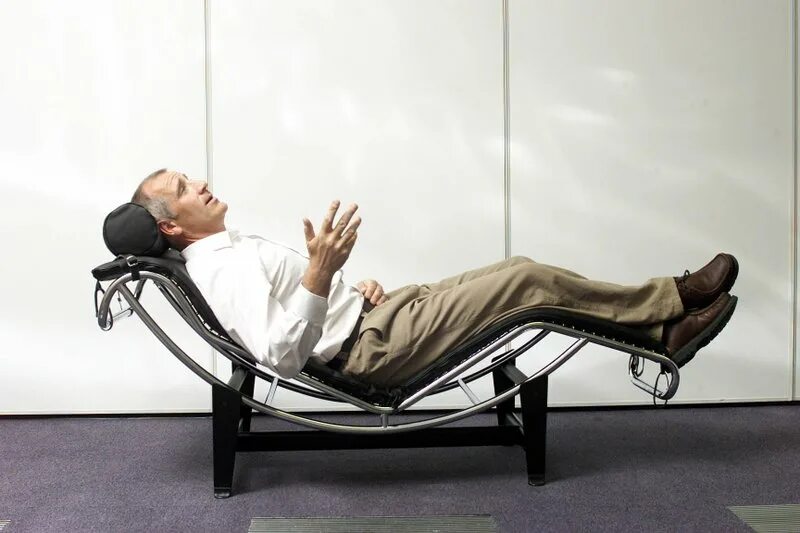 кушетка психотерапевта. диван психолога. кушетка зигмунда фрейда. кабинет зигмунда фрейда. человек на кушетке у психолога.