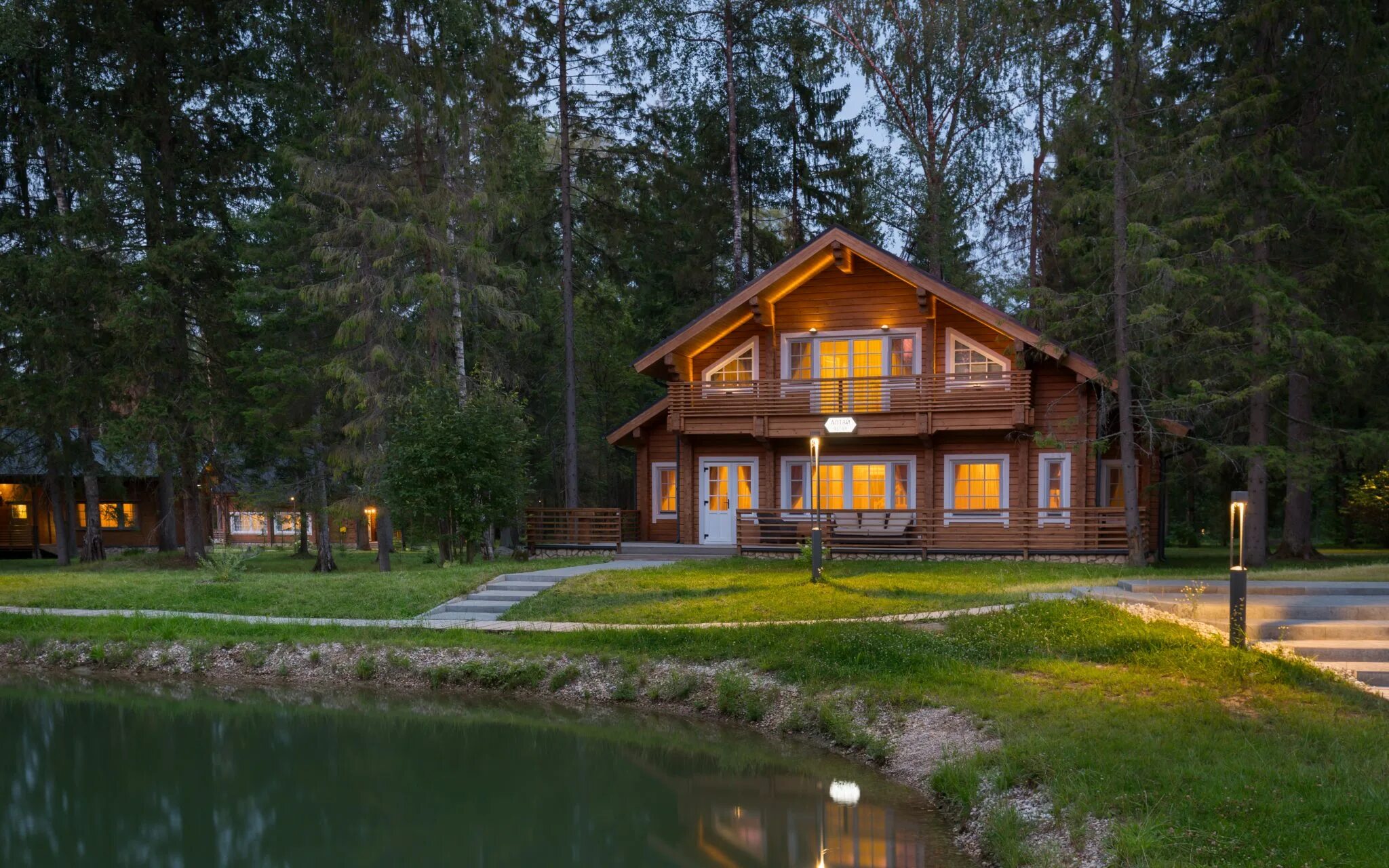 Лапочкино гнездо тульская область. Дом интроверта фото. Домик в лесу. Мотель в лесу. Гостевой дом в лесу.