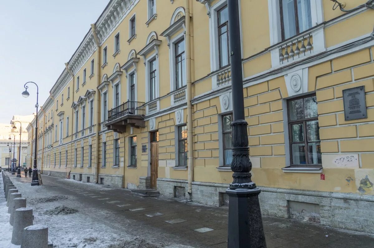 Гимназии при государственном русском музее в санкт-петербурге. Площадь искусств санкт-петербург гимназия. Российская гимназия при государственном русском музее. Дом голенищева-кутузова площадь искусств. Здание гимназии при русском музее.