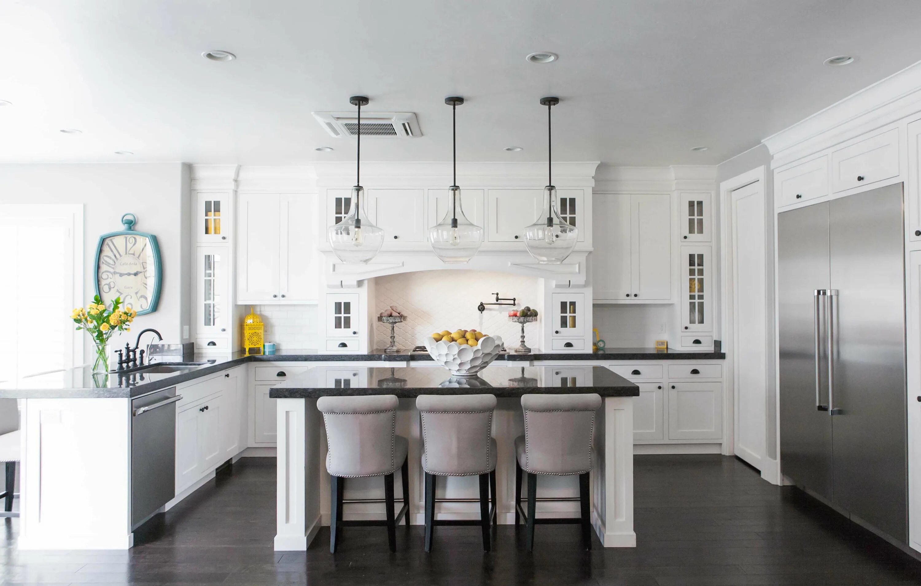 Кухня в белых тонах интерьер. Белые стены на кухне. Кухня в голубых тонах. Сделай цвет на кухне белым. Голубая кухня в скандинавском стиле.