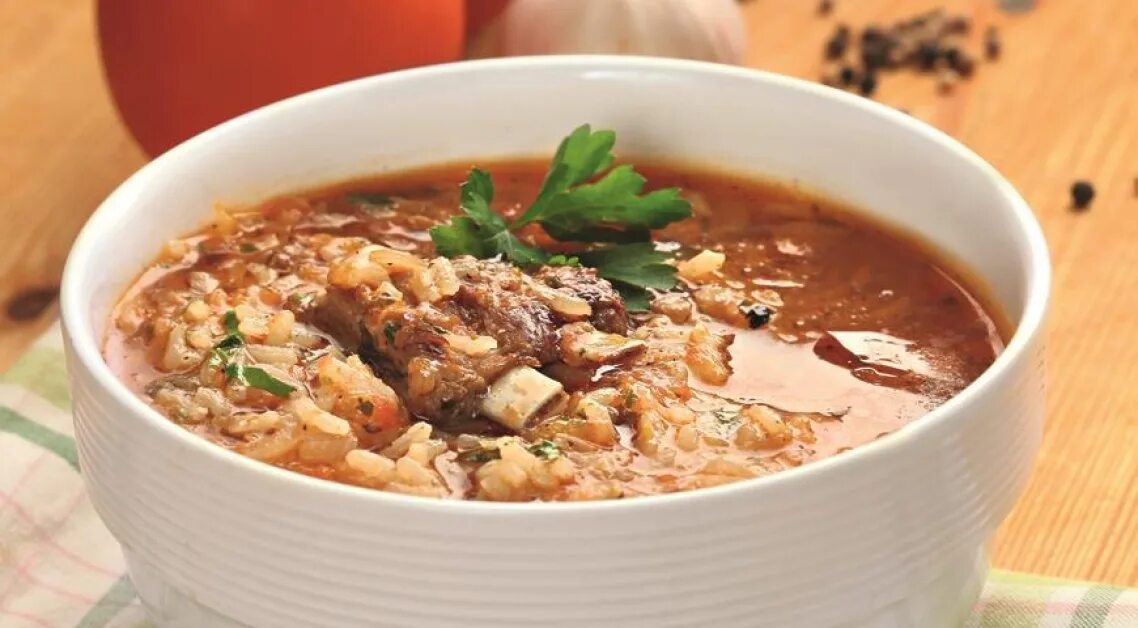 Грузинский суп. Харчо по-грузински. Харчо с говядиной и рисом. Мегрельский харчо с грецкими орехами. Харчо из баранины с рисом.