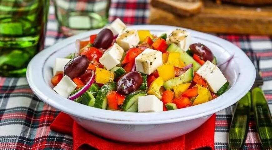 Греческий классик. Греческий салат. Салат греческий классический. Греческий салат Ингредиенты. Греческий салат пошаговый.