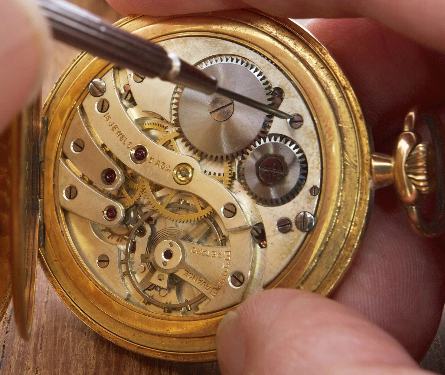 Починить механизм дивана книжки. Как починить меха. Разобранные часы. Репассаж часов orient. Как починить меха.